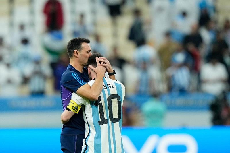 Scaloni chia vui cùng Messi Scaloni chia vui cùng Messi