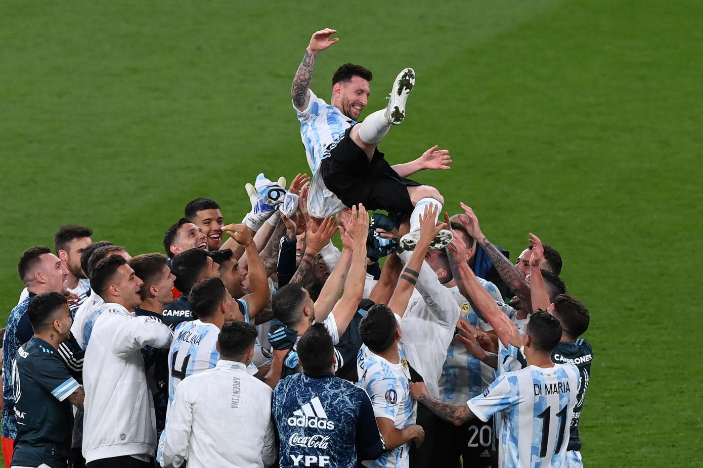 Messi được đồng đội công kênh ăn mừng. Messi được đồng đội công kênh ăn mừng.