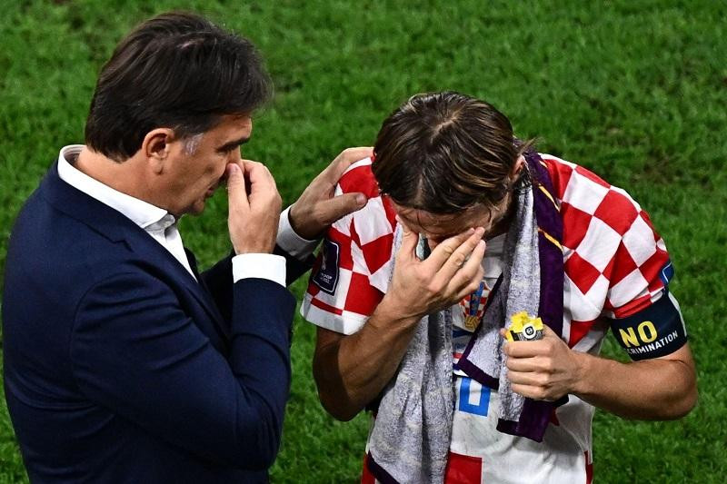 HLV Zlatko Dalic và Luka Modric trò chuyện ở trận đấu với Brazil HLV Zlatko Dalic và Luka Modric trò chuyện ở trận đấu với Brazil