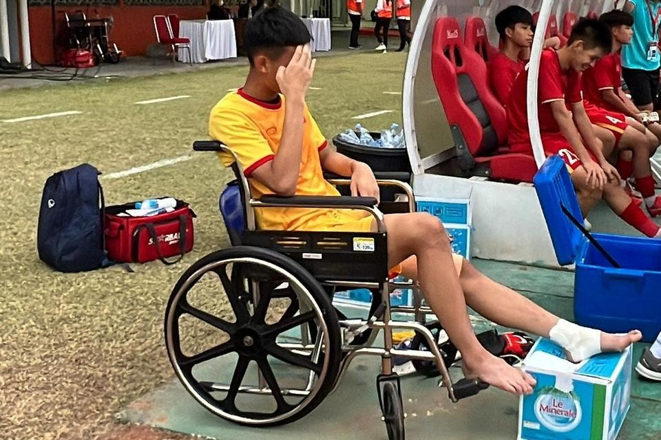 Đình Hải phải ngồi xe lăn sau trận thắng U16 Thái Lan. Ảnh: VFF Đình Hải phải ngồi xe lăn sau trận thắng U16 Thái Lan. Ảnh: VFF