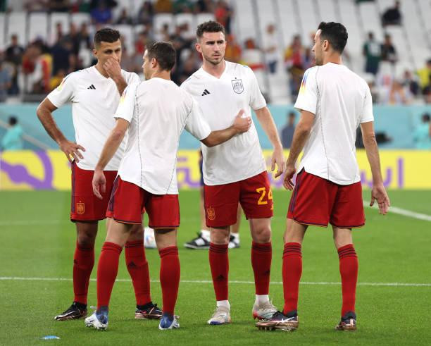 Cầu thủ Tây Ban Nha khởi động trước trận