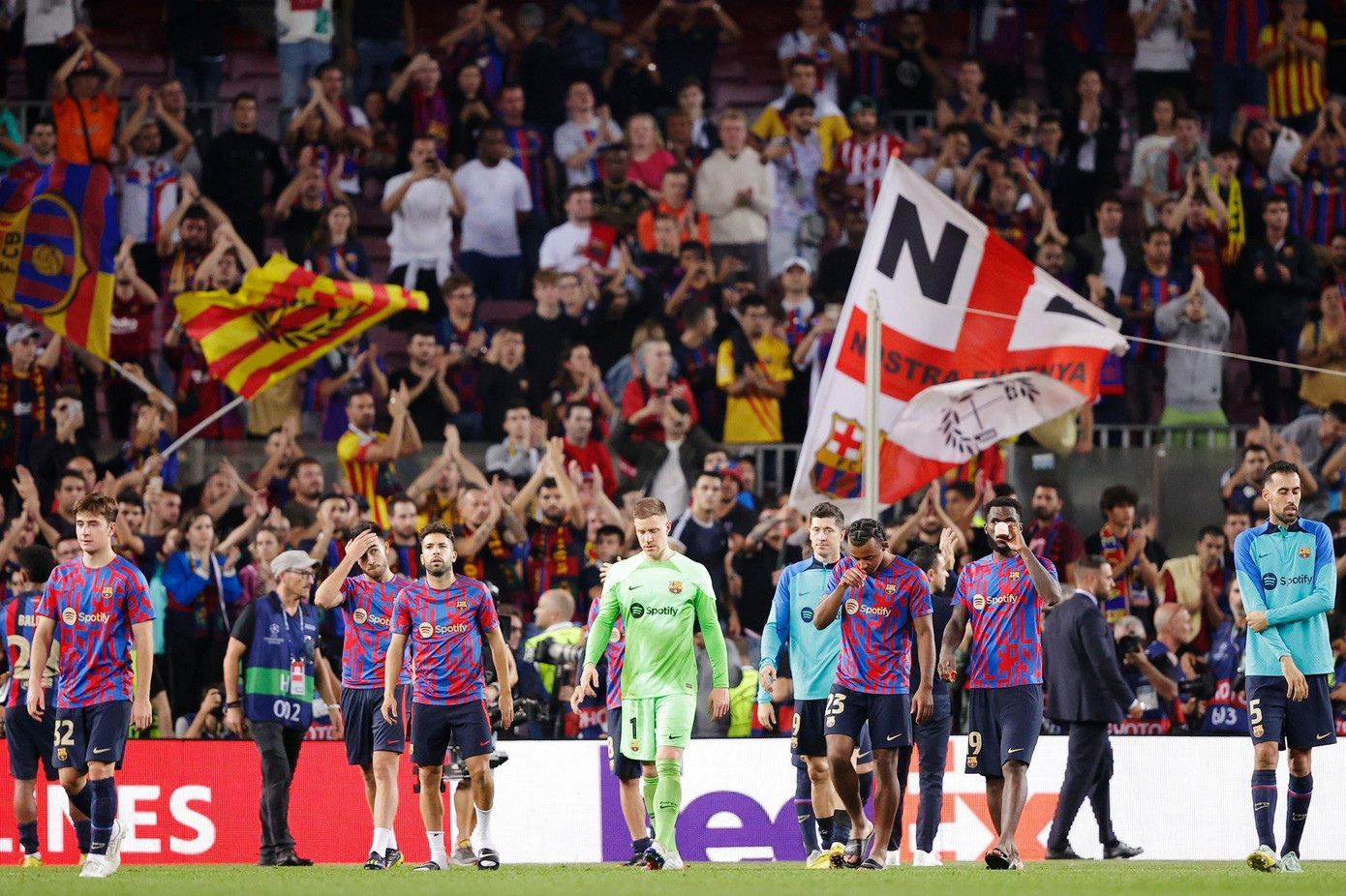 Các cầu thủ Barca buồn bã sau trận thua Bayern. Các cầu thủ Barca buồn bã sau trận thua Bayern.