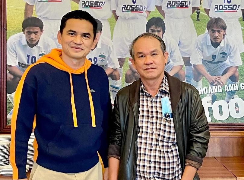 Kiatisuk rạng rỡ bên cạnh bầu Đức. Ảnh: HAGL