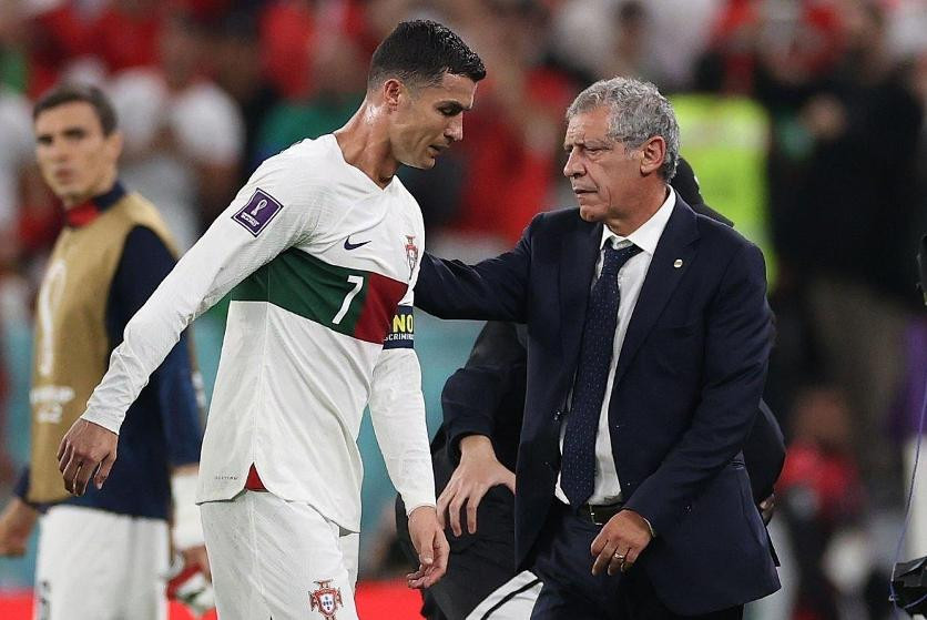 Santos bị chỉ trích vì loại Ronaldo khỏi đội hình xuất phát