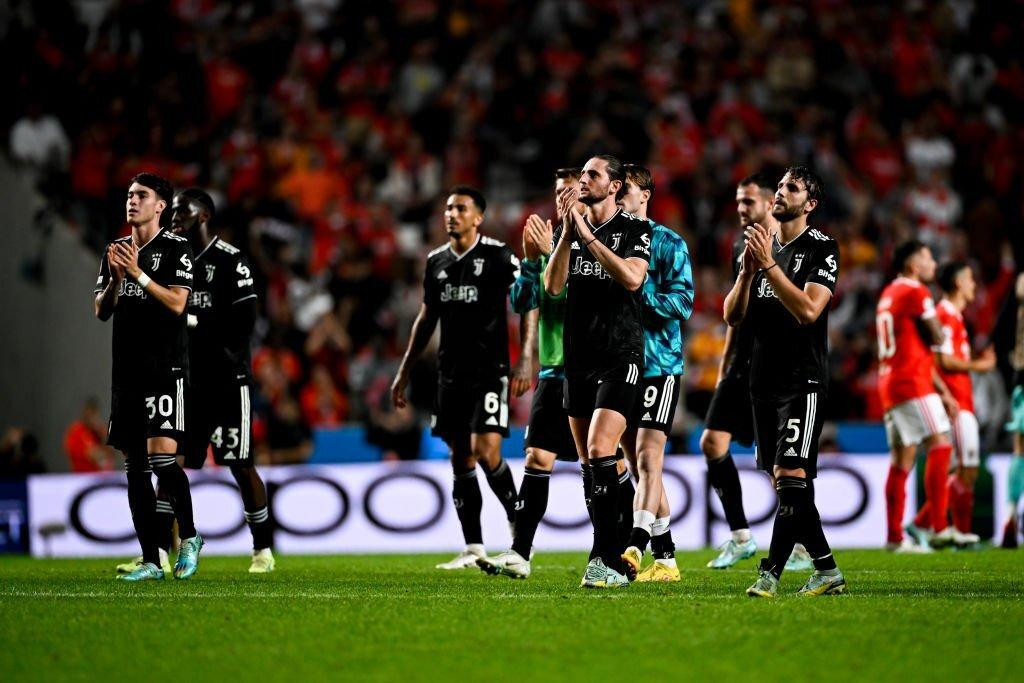 Cầu thủ Juventus xin lỗi người hâm mộ sau trận đấu