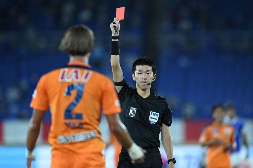 Trọng tài Araki nổi tiếng nghiêm khắc và quyết đoán. Ảnh: Getty Images