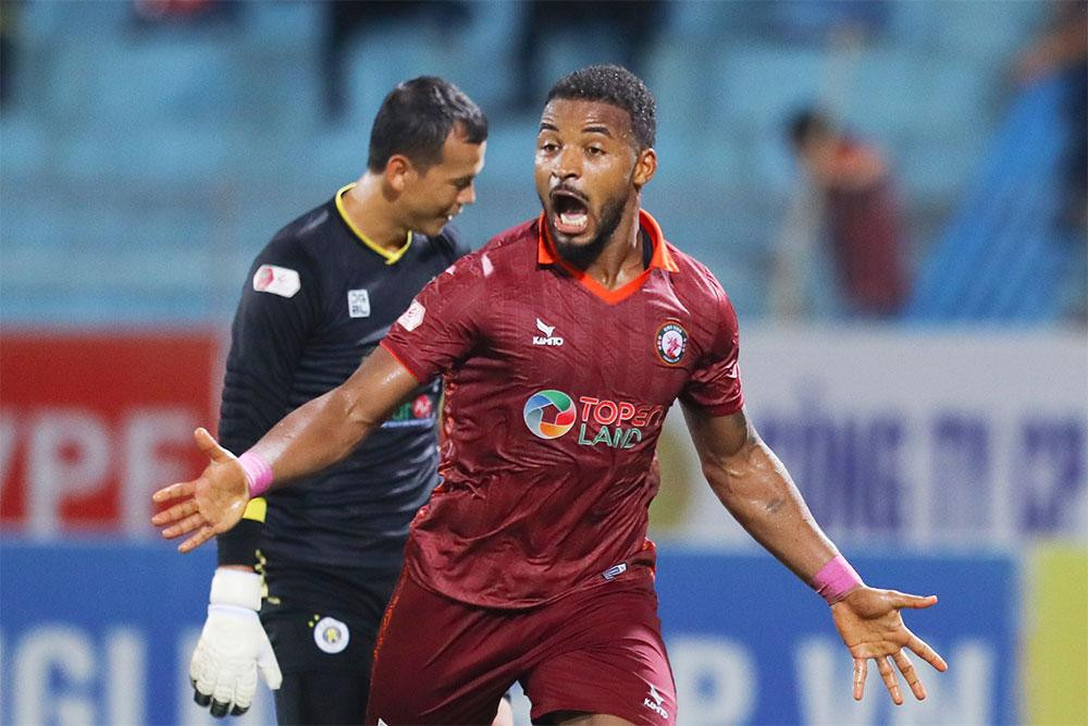 Rafaelson ăn mừng bàn thắng trước Hà Nội FC