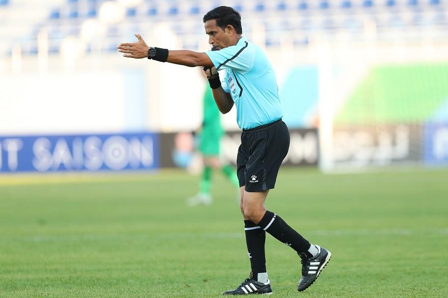 Trọng tài Perera mất 6 phút để thổi phạt đền cho U23 Việt Nam. Ảnh: AFC