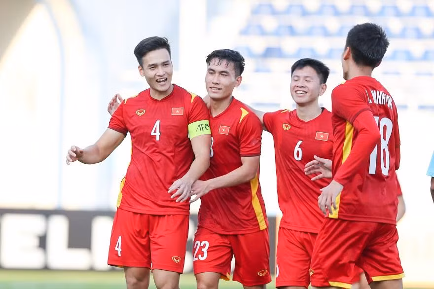 Bùi Hoàng Việt Anh cùng đồng đội ăn mừng bàn thắng trước U23 Malaysia. Ảnh: AFC
