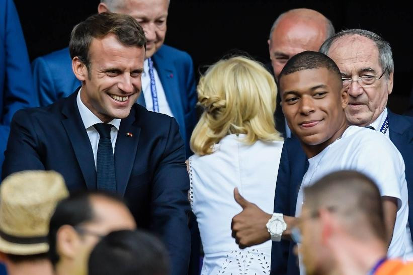 Tổng thống Emmanuel Macron có mối quan hệ thân thiết với Mbappe Tổng thống Emmanuel Macron có mối quan hệ thân thiết với Mbappe