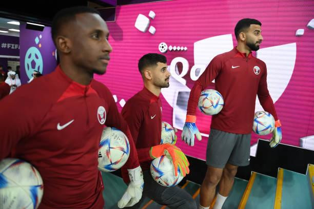 Các cầu thủ Qatar sẵn sàng khởi động Các cầu thủ Qatar sẵn sàng khởi động