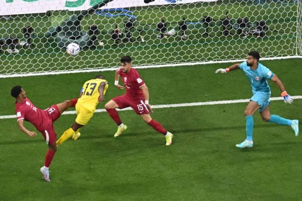 Quyết định của trọng tài khiến người hâm mộ khó hiểu Quyết định của trọng tài khiến người hâm mộ khó hiểu