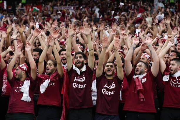 Các cổ động viên Qatar cổ vũ hăng say Các cổ động viên Qatar cổ vũ hăng say
