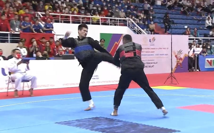 Duy Tuyến (áo xanh) đã có chiến thắng ấn tượng trước đối thủ mạnh Ronaldo Neno