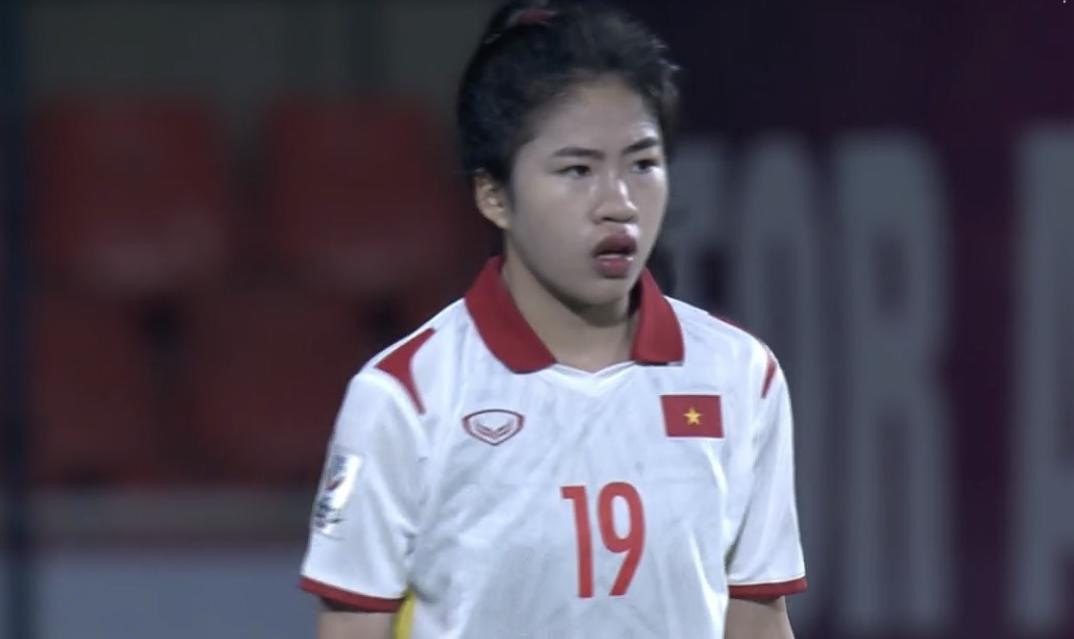 Các tuyển thủ nữ Việt Nam đang chơi đầy cố gắng