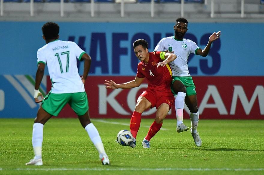 Các cầu thủ U23 Việt Nam gặp khó khăn khi U23 Saudi Arabia đẩy cao đội hình chơi áp sát. Ảnh: AFC