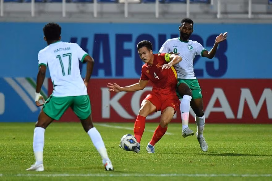 Các cầu thủ U23 Việt Nam gặp khó khăn khi U23 Saudi Arabia đẩy cao đội hình chơi áp sát. Ảnh: AFC Các cầu thủ U23 Việt Nam gặp khó khăn khi U23 Saudi Arabia đẩy cao đội hình chơi áp sát. Ảnh: AFC