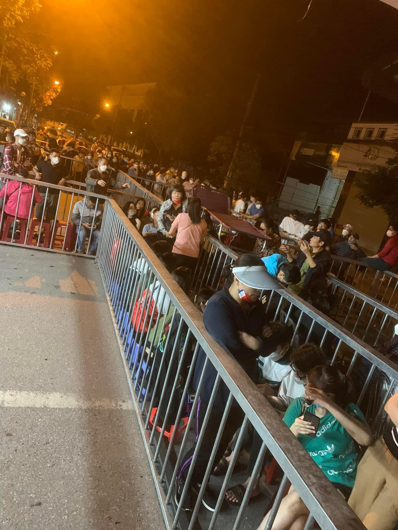 Hàng nghìn người xếp hàng chờ lấy vé mời xem tuyển nữ Việt Nam. Ảnh: Người Cẩm Phả