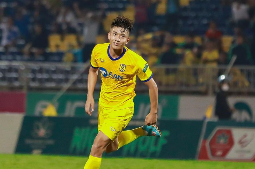 Phan Văn Đức chính thức rời SLNA. Ảnh: CLB SLNA