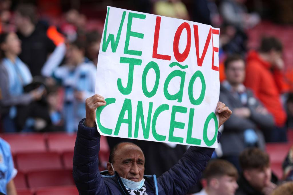 Người hâm mộ Man City bày tỏ tình cảm và động viên Cancelo