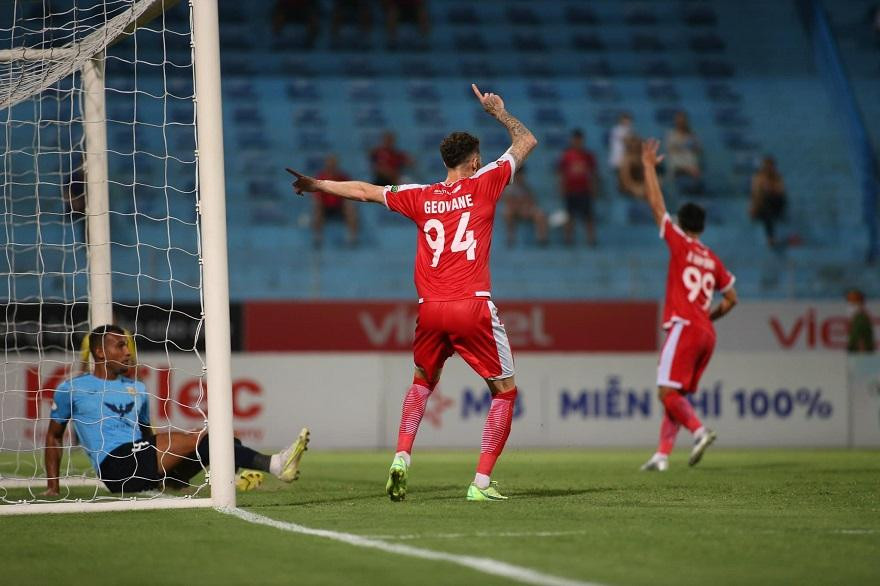 Các cầu thủ Viettel ghi 2 bàn trong thế việt vị