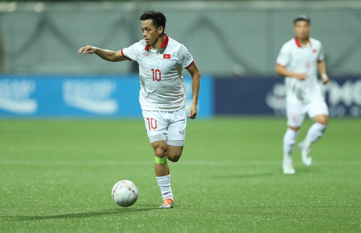 Văn Quyết bị đối thủ theo rất sát - Ảnh: Hữu Phạm Văn Quyết bị đối thủ theo rất sát - Ảnh: Hữu Phạm