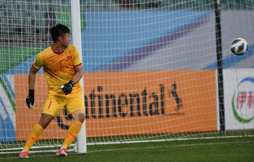 Văn Toản mất phương hướng vì bị đau. Ảnh: AFC Văn Toản mất phương hướng vì bị đau. Ảnh: AFC