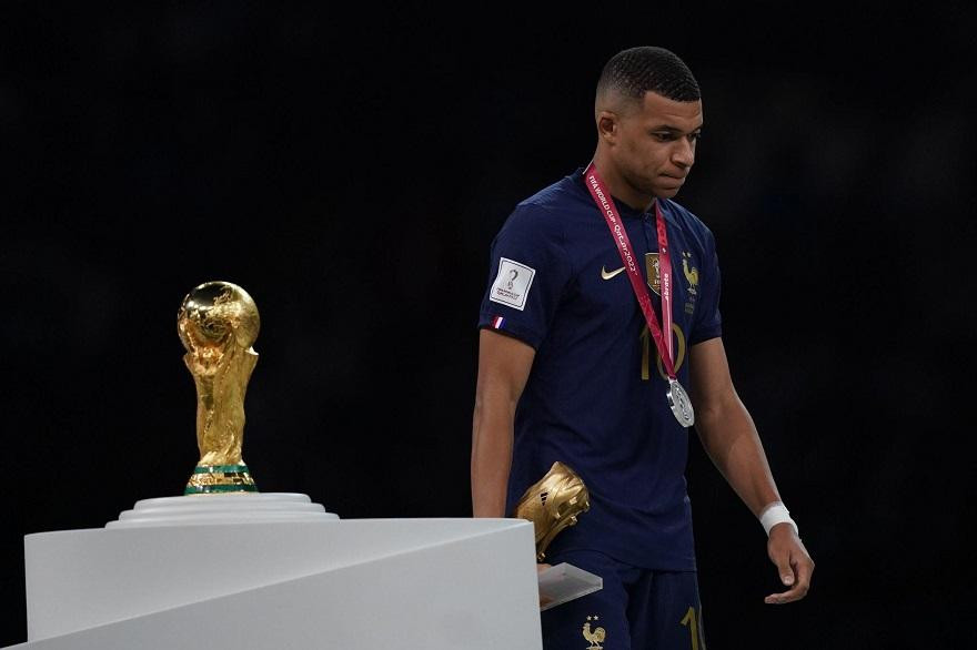 Mbappe buồn bã bước qua cúp vàng World Cup 2022 Mbappe buồn bã bước qua cúp vàng World Cup 2022