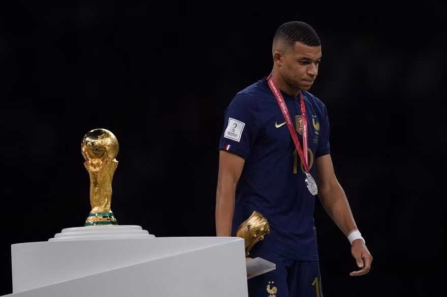 Mbappe buồn bã bước qua cúp vàng World Cup 2022
