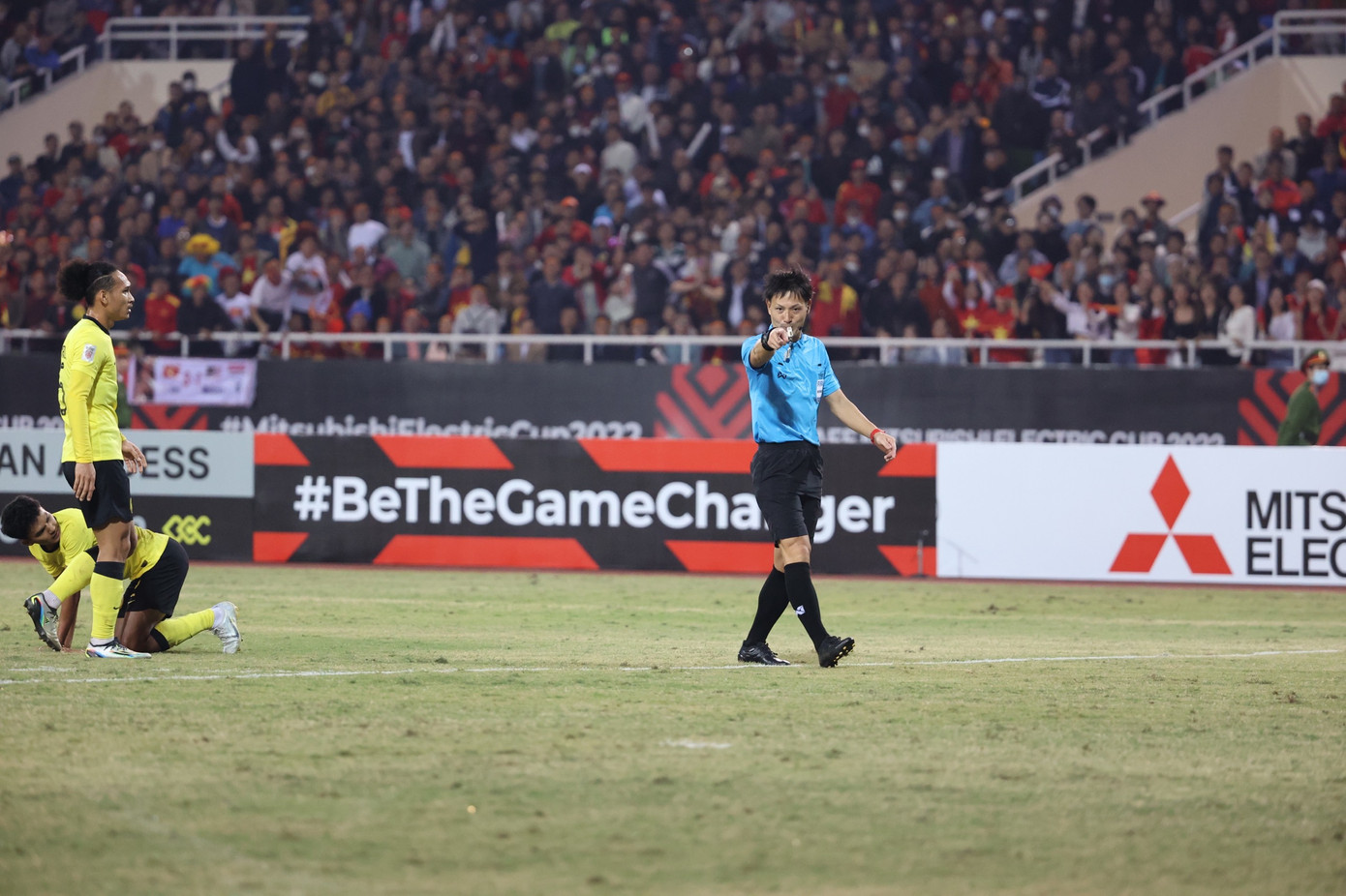 Phút 60 của trận đấu giữa tuyển Việt Nam và tuyển Malaysia, trọng tài Ryuji Sato bất ngờ thổi phạt đền cho đội chủ nhà dù điểm phạm lỗi ở bên ngoài sân. Phút 60 của trận đấu giữa tuyển Việt Nam và tuyển Malaysia, trọng tài Ryuji Sato bất ngờ thổi phạt đền cho đội chủ nhà dù điểm phạm lỗi ở bên ngoài sân.