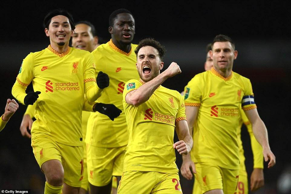 Jota ăn mừng bàn thắng cùng các đồng đội