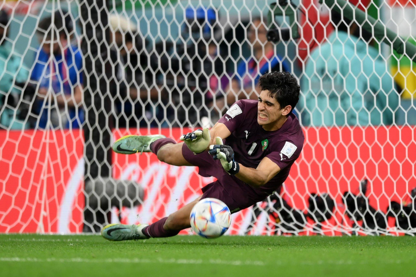 Bono đoán đúng cả 3 cú đá 11m của Tây Ban Nha. Ảnh: Getty