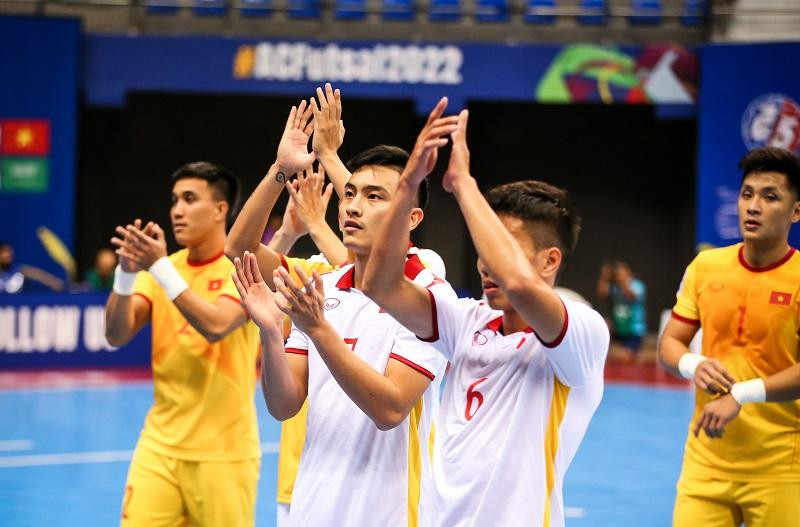 Các tuyển thủ futsal Việt Nam cảm ơn người hâm mộ sau trận thua Nhật Bản Các tuyển thủ futsal Việt Nam cảm ơn người hâm mộ sau trận thua Nhật Bản