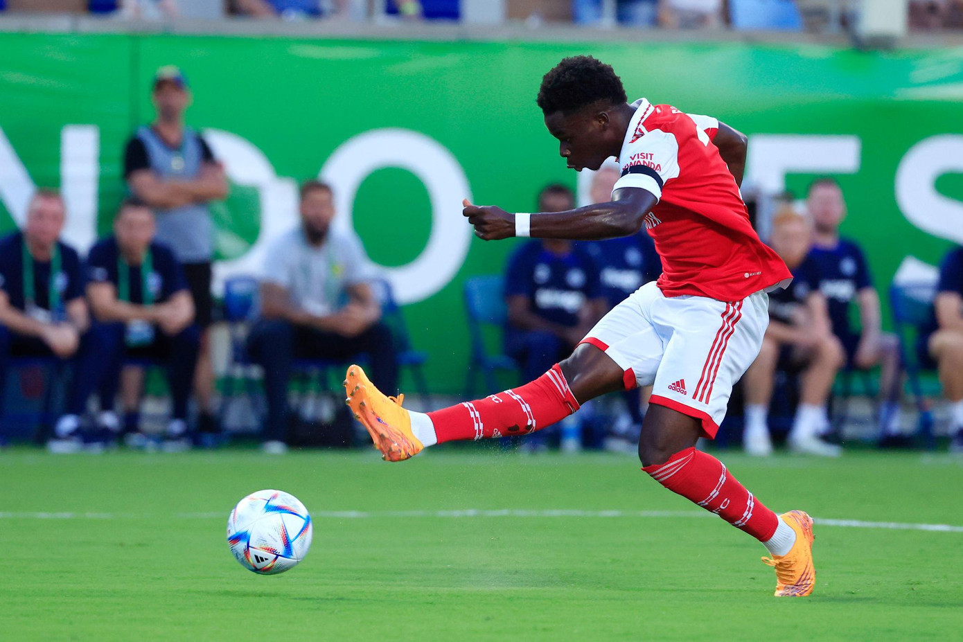 Saka trừng phạt hàng thủ lỏng lẻo của Chelsea Saka trừng phạt hàng thủ lỏng lẻo của Chelsea