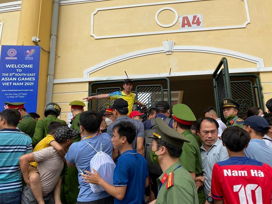 Lực lượng an ninh phải hoạt động hết công suất để kiểm soát người ra vào sân. Ảnh: Nguyễn Hoàng