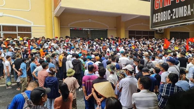 Tất cả các cửa vào sân Thiên Trường đều chật cứng trước giờ mở cửa. Ảnh: Nguyễn Hoàng