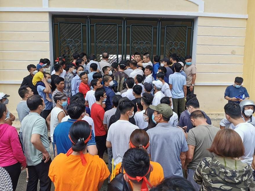 Cửa chính và cửa phụ của sân Thiên Trường đều có hàng trăm, hàng nghìn người đợi sẵn. Ảnh: Nguyễn Hoàng