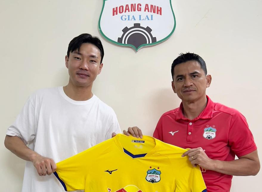 HLV Kiatisuk giới thiệu Ahn Sea-hee trên trang cá nhân. HLV Kiatisuk giới thiệu Ahn Sea-hee trên trang cá nhân.