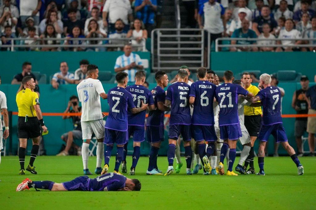 Tình huống nằm sân của Messi trước Honduras Tình huống nằm sân của Messi trước Honduras