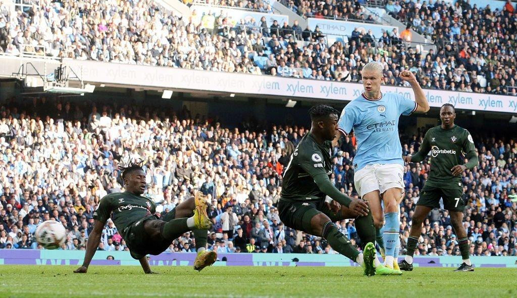 Haaland ghi bàn sau khi bỏ lỡ 3 cơ hội ngon ăn