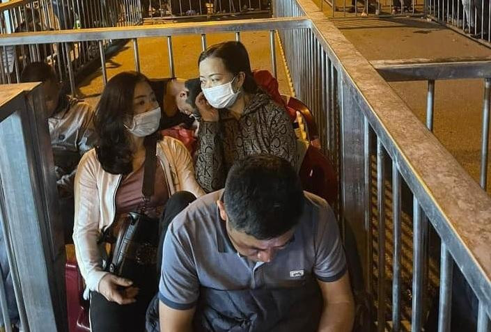 Nhiều người thức thông đêm để nhận vé. Ảnh: CLB Than Quảng Ninh