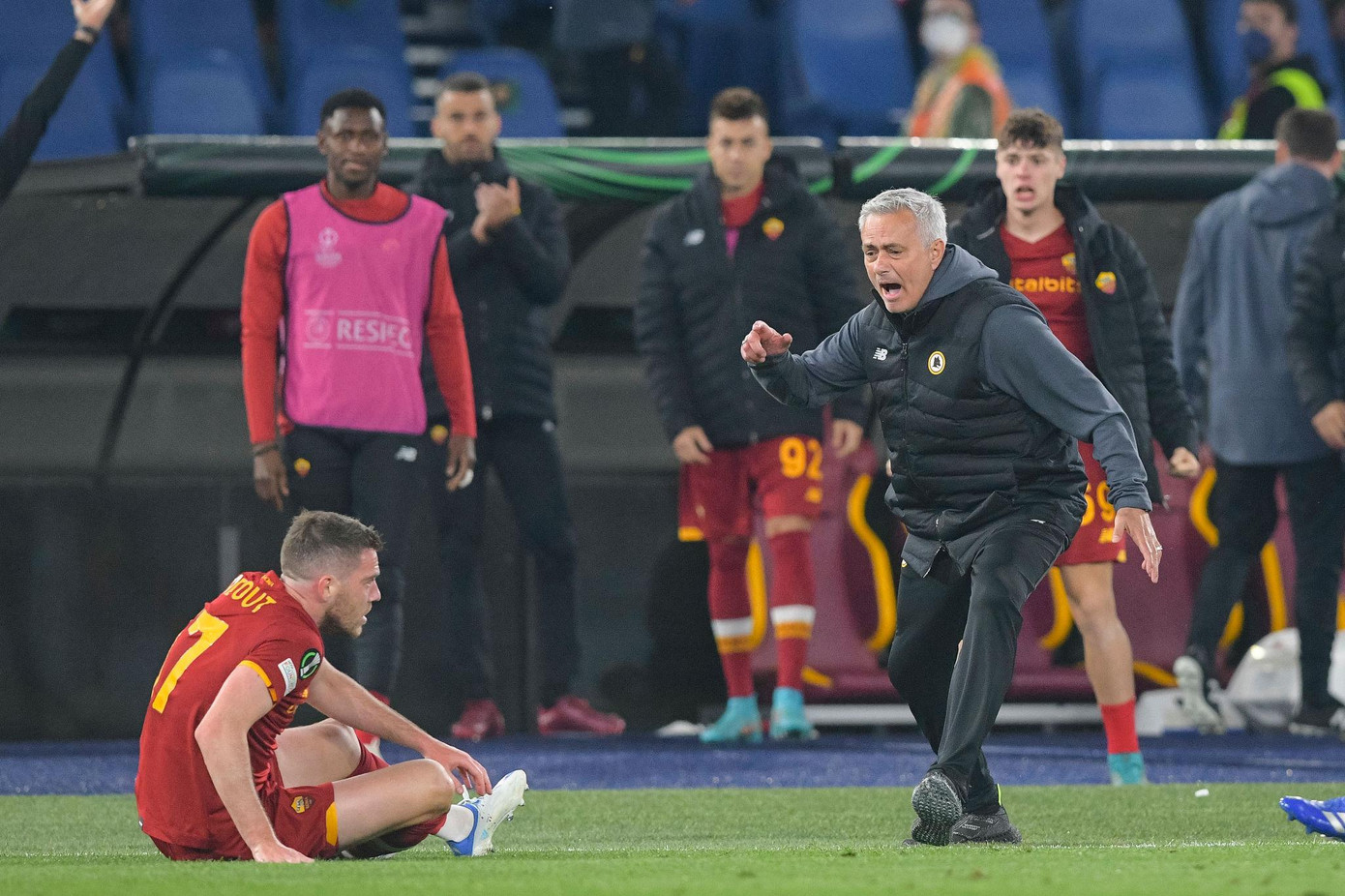 Mourinho liên tục truyền lửa cho các học trò trong trận đấu Mourinho liên tục truyền lửa cho các học trò trong trận đấu