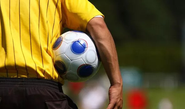 Một trọng tài qua đời vì bị bóng đập trúng đầu. Ảnh minh họa