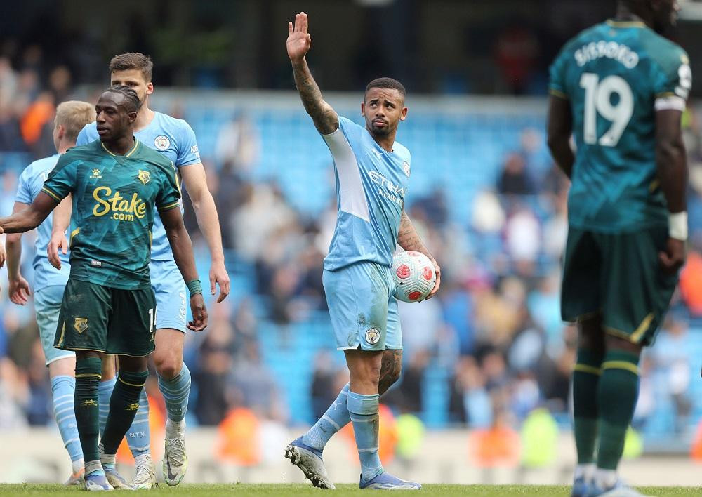 Gabriel Jesus cầm trái bóng về làm kỷ niệm