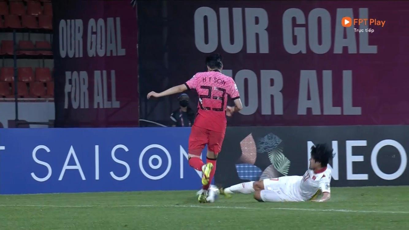 Pha xoạc bóng đẹp mắt của Phương Thảo