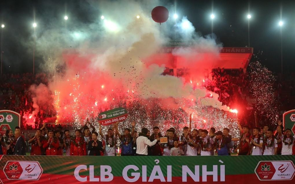 Pháo sáng tại sân Lạch Tray. Ảnh: VNE