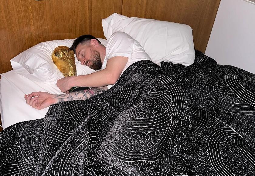 Messi được ưu tiên cầm cúp vàng đi ngủ