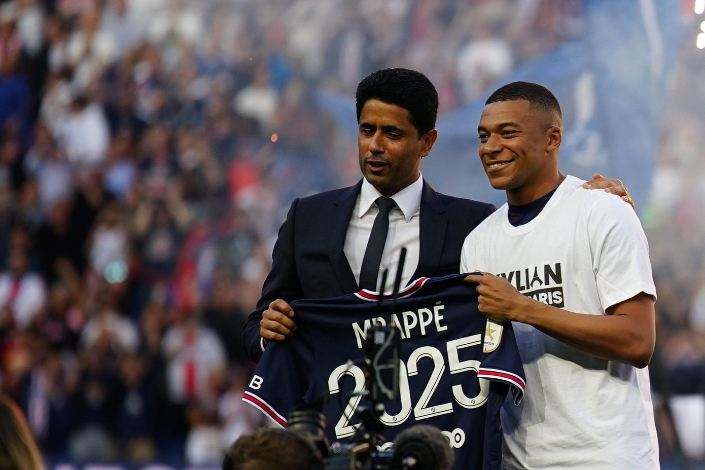 Mbappe công bố hợp đồng mới cùng chủ tịch PSG.