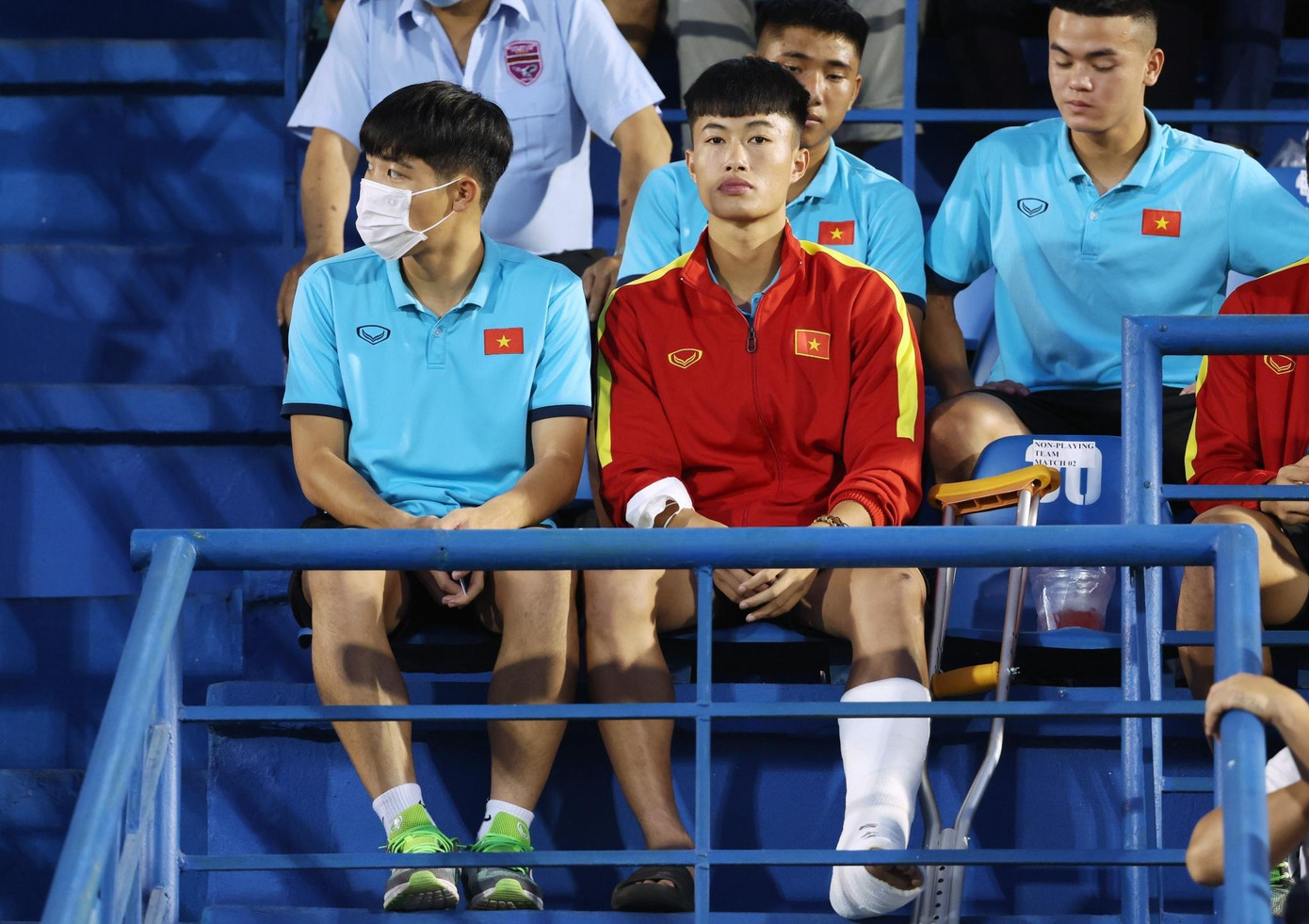 Văn Trường buồn bã ngồi xem chung kết U19 Quốc tế 2022. Ảnh: BTC