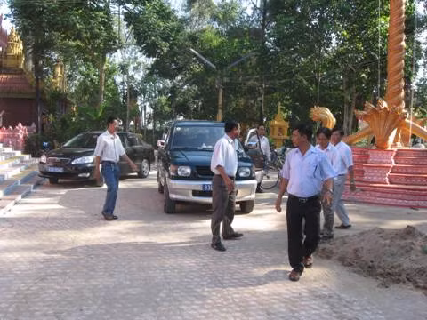 Huyện Mỹ Xuyên thăm hỏi nhà chùa